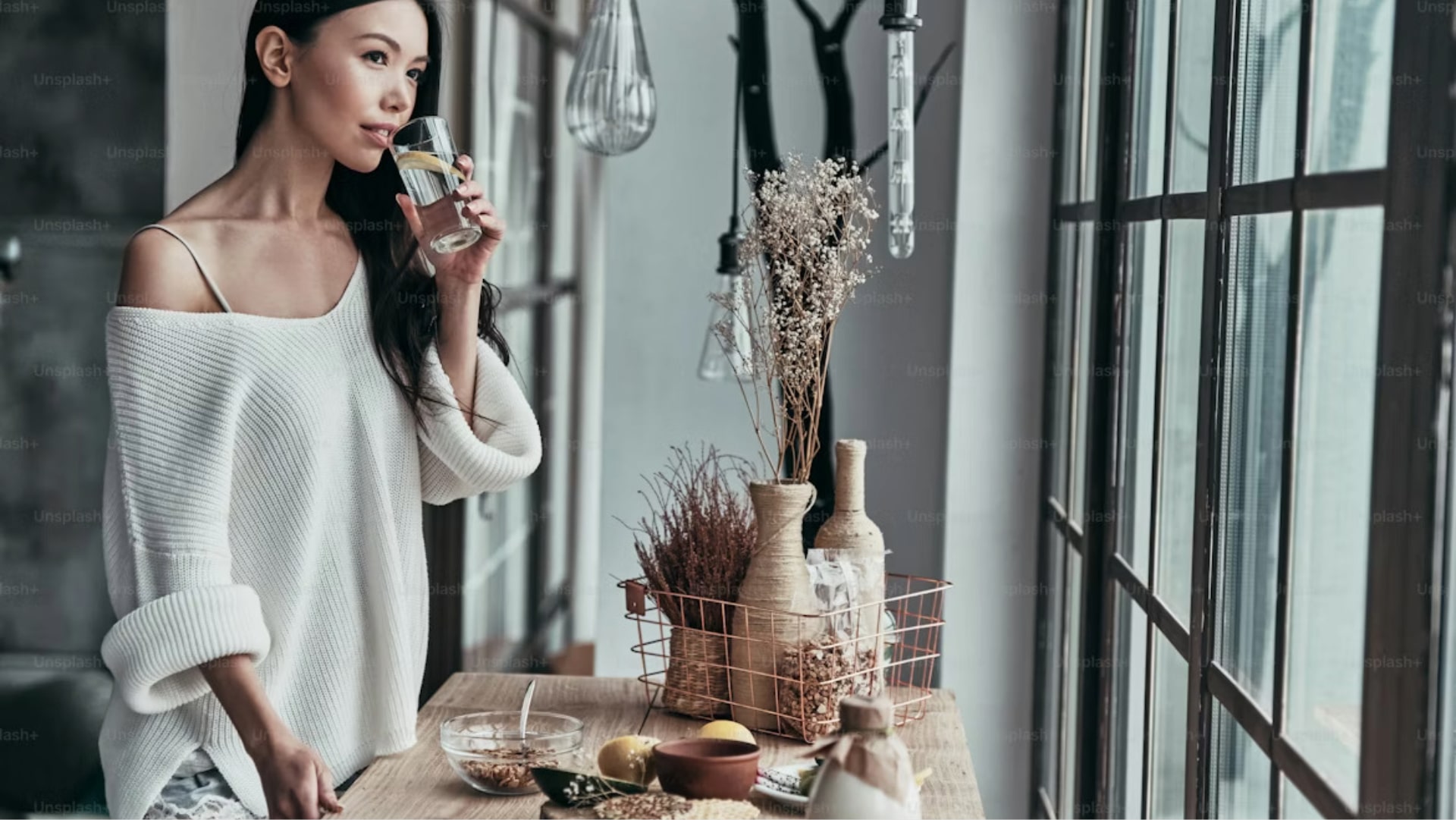 Spring Reset: Νεαρή γυναίκα πίνει νερό με λεμόνι